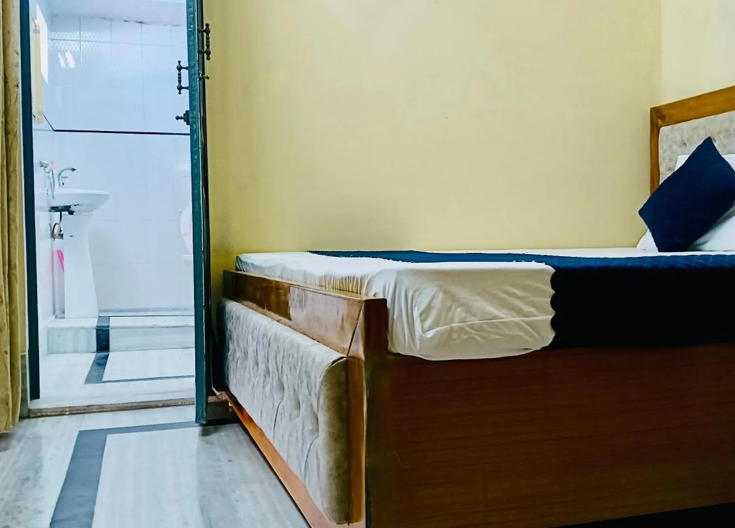 Kashi Stay - 3 Bedroom Fully Furnished Ac Apartment Varanasi