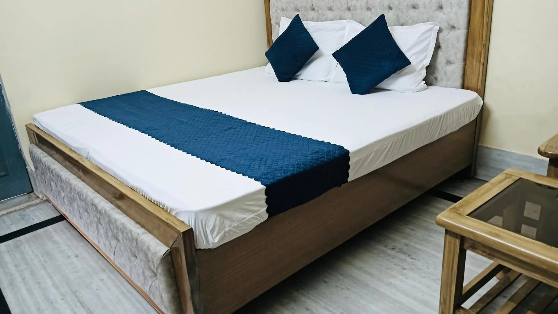 Kashi Stay - 3 Bedroom Fully Furnished Ac Apartment Varanasi India