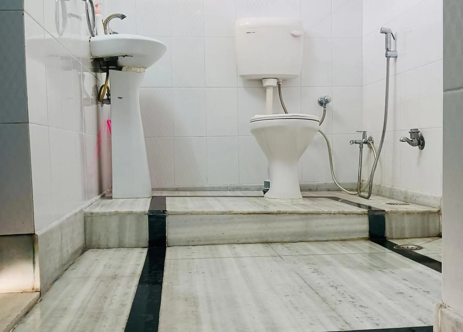 Kashi Stay - 3 Bedroom Fully Furnished Ac Apartment Varanasi 0*,  India